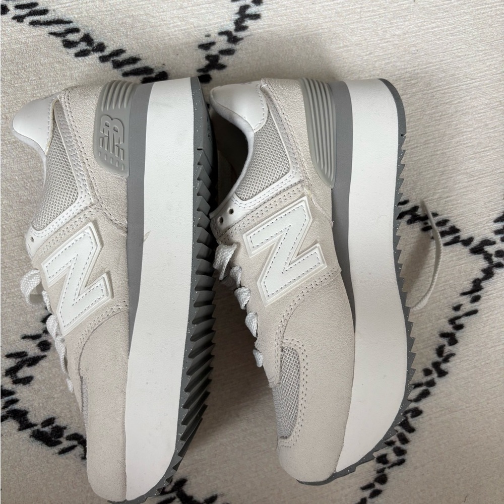 New Balance 574 platform sneakers size 6.5 US never worn ( no box)